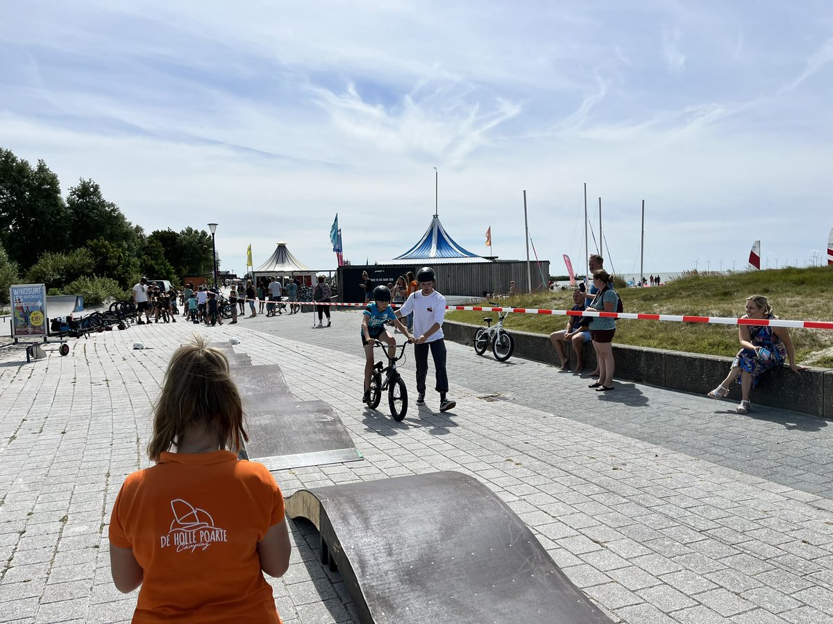 Waalhalla is in Makkum vandaag bij Camping de Holle Poarte. Onze top BMX fietsers Janos Baars en Mark Bosman gaan de gasten van Holle Poarte leren hoe ze pumptrack en skatepark moeten rijden op de BMX