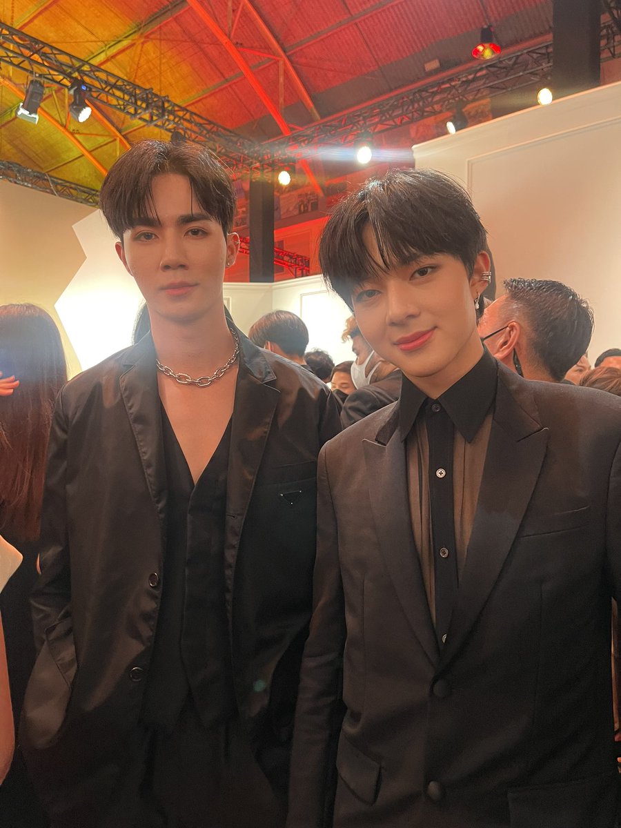 mintmag_th's tweet photo. ออลแบล็ค! กับโททัลลุคสุดปังของ 2 หนุ่ม #ซีนุนิว ในงาน Clash de Cartier Party ปาร์ตี้เอ็กซ์คลูซีฟยิ่งใหญ่แห่งปีของ @Cartier แฟนๆถูกใจลุคนี้ของทั้งคู่กันไหม บอกเลยว่าทางนี้ละลายแล้วค่า 💚

#ZeeNunew #ZeePruk #Nunew 
#ClashdeCartier
#CartierThailand
#MintReports https://t.co/Am99E5aA6N