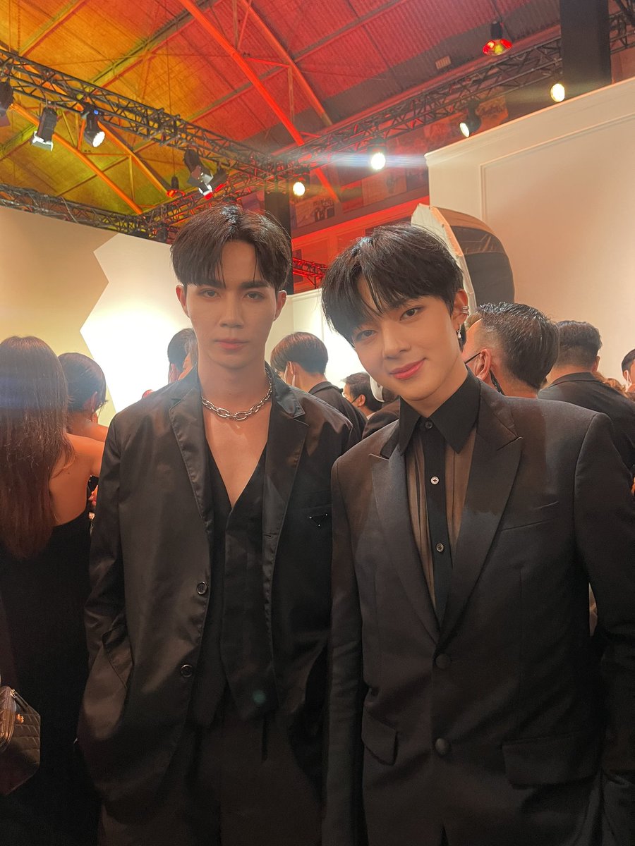 mintmag_th's tweet photo. ออลแบล็ค! กับโททัลลุคสุดปังของ 2 หนุ่ม #ซีนุนิว ในงาน Clash de Cartier Party ปาร์ตี้เอ็กซ์คลูซีฟยิ่งใหญ่แห่งปีของ @Cartier แฟนๆถูกใจลุคนี้ของทั้งคู่กันไหม บอกเลยว่าทางนี้ละลายแล้วค่า 💚

#ZeeNunew #ZeePruk #Nunew 
#ClashdeCartier
#CartierThailand
#MintReports https://t.co/Am99E5aA6N