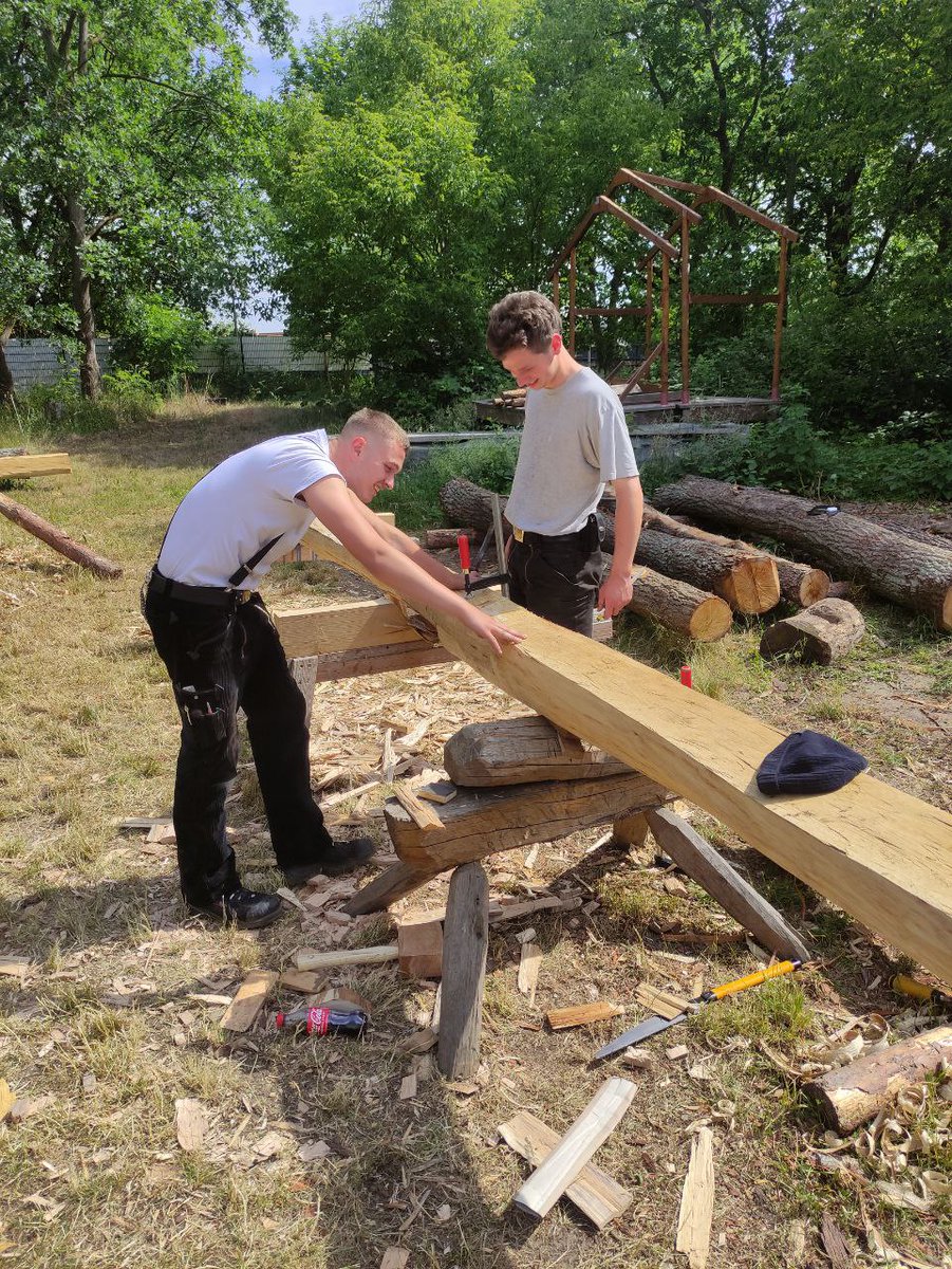 🔨🪚Fleißige HandwerkerInnen haben mit dem Bau des neuen Schafunterstandes begonnen!
Dank der guten Zusammenarbeit mit <a href="/StadtmuseumBLN/">Stadtmuseum Berlin</a> und einer Crowdfunding-Kampagne <a href="/BeVoBa/">Berliner Volksbank</a> werden es Samira, Flöki &amp; die anderen #Schafe bald sehr schön haben. Danke an alle! #Freilichtmuseum