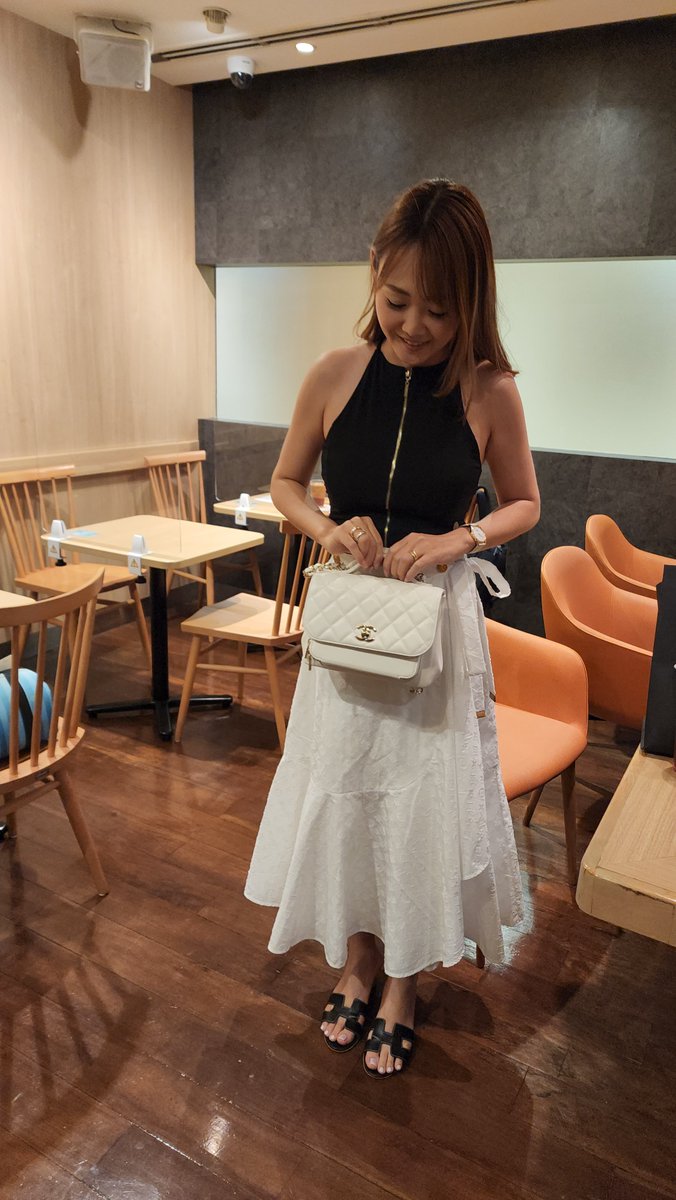 妻にシャネルのバッグをプレゼント。迷ってたので2つ買ってあげました