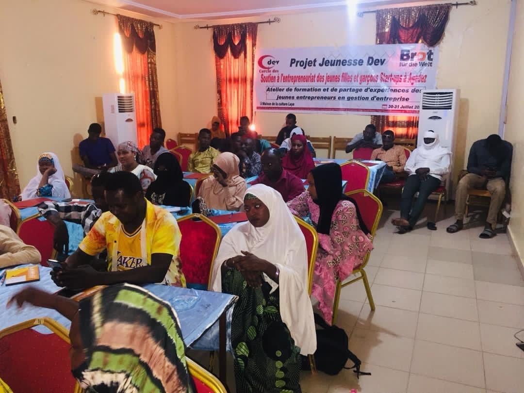 CercleDev's tweet photo. #JeunesseDev #Agadez
Formation des jeunes en entrepreneuriat.

La deuxième journée a vu la présence des trois paneliste sur différents panel Conseil Entrepreunarial, présenté par le Chef d'agence ANPE, Auto-emploie par l'expert Maghass Assaleckh et Abdoul Aziz Maigari pour... https://t.co/0ciQwKI1OH