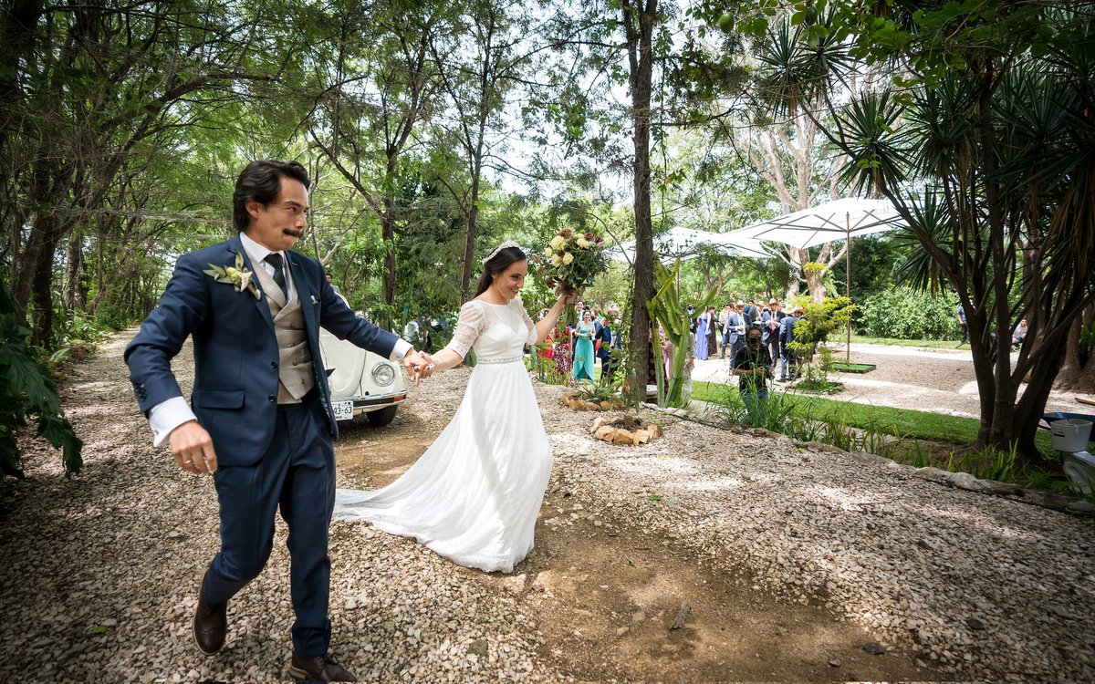 enigmatino's tweet photo. La entrada de los desposados ❤️
▪
📷 @enigmatino.fotografia
🎥 @danielmatusdm
📍 @casa2lagos
▪
▪
👰🏽🤵🏽    #novias #novias2022  #novios #oaxaca #oaxacadestinationwedding
#oaxacawedding #wedding #weddingcalenda #weddingday  #bodas2022 #bodasmexicanas #bodasmexico #bodasoaxaca https://t.co/VXIsdanWuU