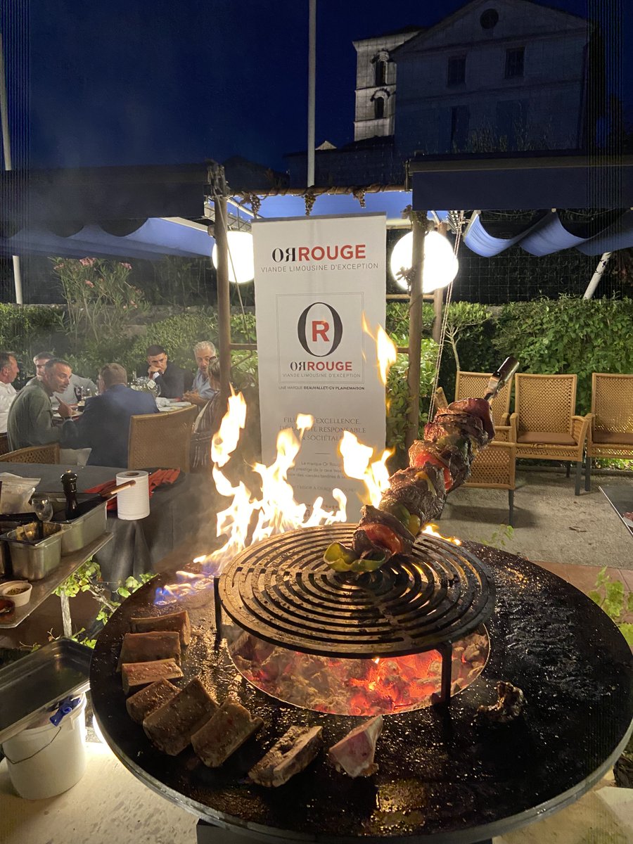 viandeorrouge's tweet photo. Lorsque vous préparez un barbecue, vous privilégiez les grosses pièces à partager comme la côte de bœuf.
Mais saviez-vous que le rumsteak, le faux-filet ou des morceaux atypiques (comme l'aiguillette baronne) sont aussi adaptés à cette cuisson.
#orrouge #viandeorrouge #barbecue https://t.co/MS5LHtPp1A