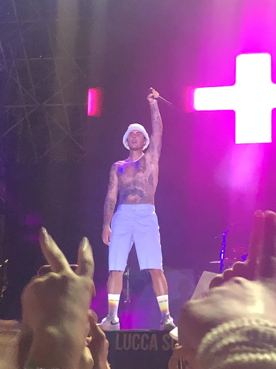 xbizzlecute_'s tweet photo. I WAS SO CLOSE TO HIM SKJSKD #LuccaSummerFestival #justicetour https://t.co/GrDXAco82G