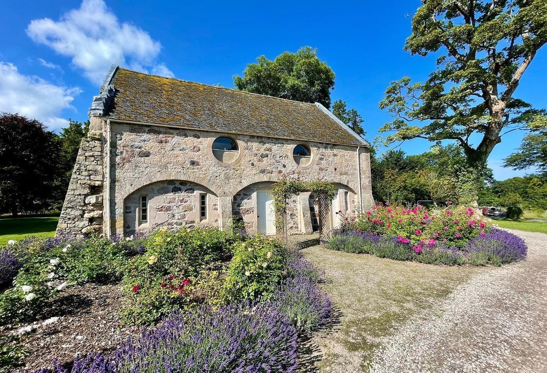 MoraySpeyside's tweet photo. Another bright summer day at Brodie Castle 🌺🌼...The Stables are looking particularly bright and bold. ✨

Find out more here: https://t.co/3Qdc9rMH6L

📌 - Brodie Castle, Moray Speyside
📷 - tracygoesoutside (Instagram) https://t.co/U3e6QGrU7D