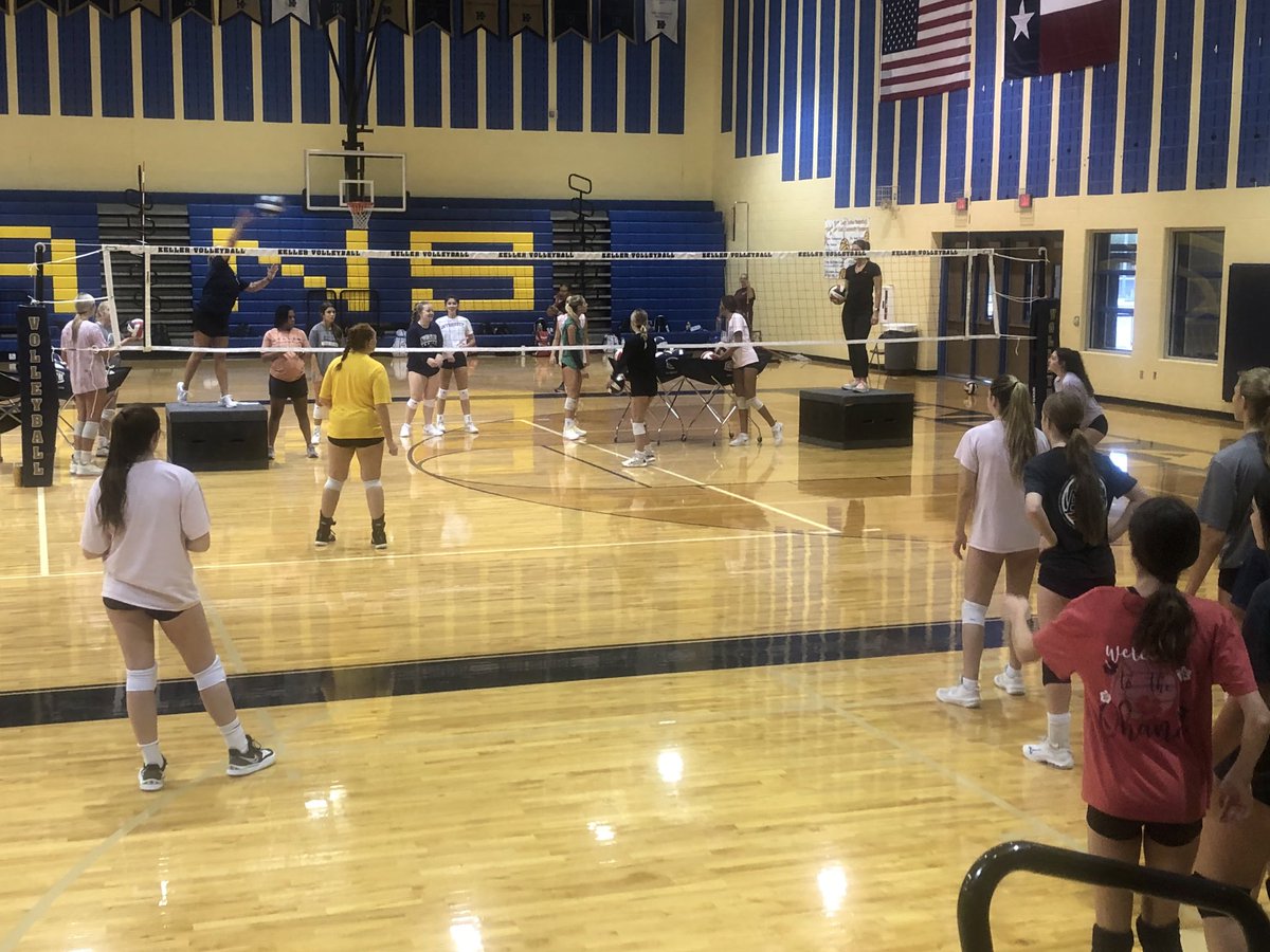 KISDAthletics's tweet photo. @KellerHSVball starting it right this morning. Great to see our 🏐 student-athletes back in the gym. @MrsSimmonsKHS @KHSIndianNation @Gosset41 @SportsDayHS @AustinTGCA @UIL_AD https://t.co/hTsrR9Km48