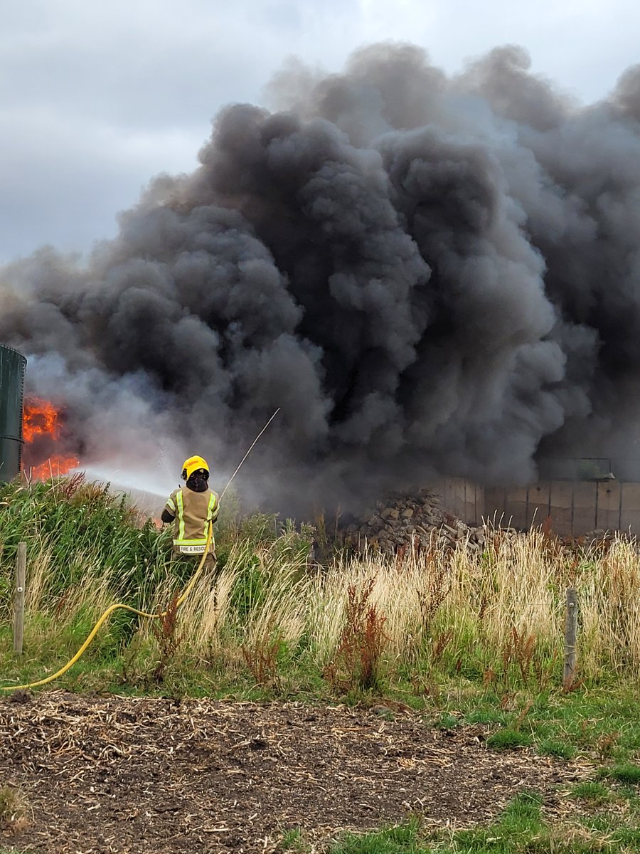 We’ve been working with <a href="/NFUtweets/">National Farmers' Union</a> and local farming network recently who have helped us fight fires more effectively. A big thank you to Kevin Priestley for providing water bowsers to support firefighting at a field farm in Skidbrooke over the weekend (1/3)