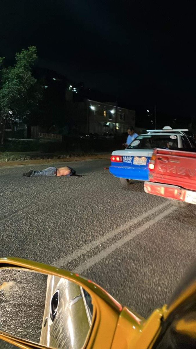 MVMNoticias's tweet photo. 🔴 Ayer en la noche un #joven perdió la vida al #derrapar con su #motocicleta sobre la carretera federal 190, a la altura de la agencia de Pueblo Nuevo. https://t.co/va98n8XVRR