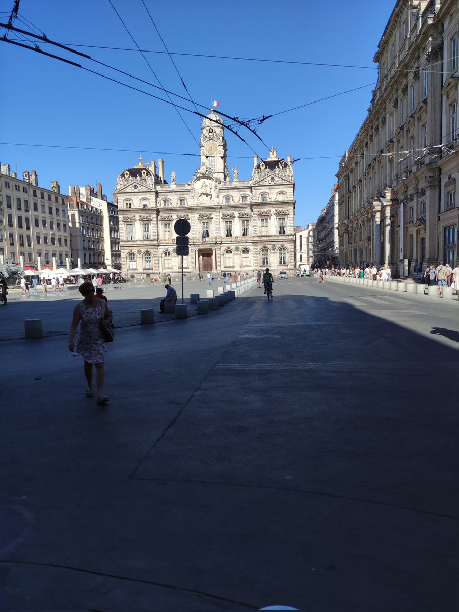 Patybio1's tweet photo. Mon regard comme aimanté au bleu étonné du ciel de couleur lazuli, mes pieds foulant le sol avec un empressement non anodin en direction de l'hôtel de ville "Place des Terreaux".Dans ce contraste de dualité entre ombre et lumière éclatante, je trouvais ma ligne de marche.
#lyon https://t.co/7hkuF3xvHx