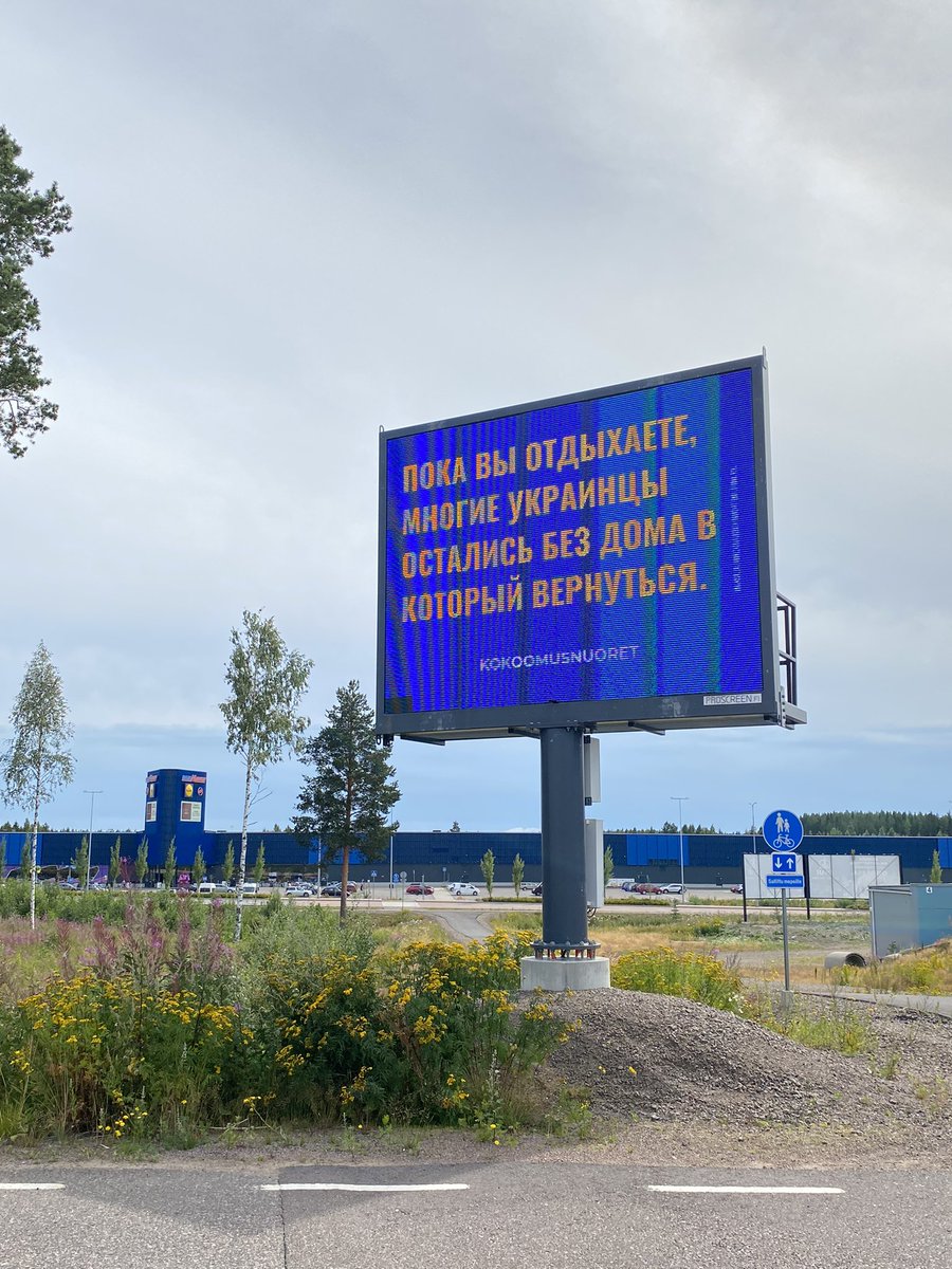 The National Coalition Party's youth wing bought an advertisement for Russian tourists arriving in Finland from Vaalimaa to see.

”While you are on vacation, all Ukrainians have no home to return to.”
