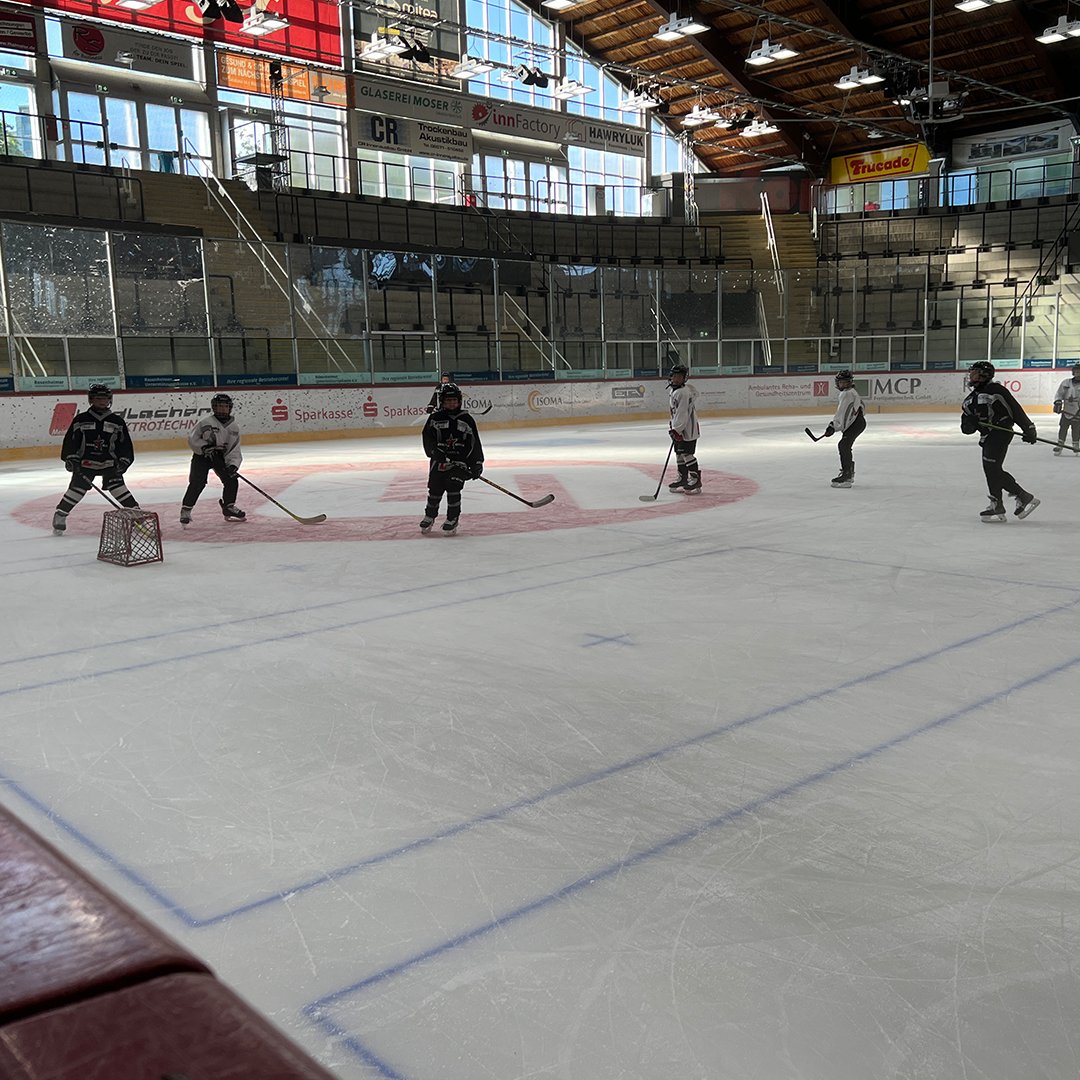 starbulls's tweet photo. Endlich wieder zurück auf dem Eis💪🏼🏒❄️
👉🏼Alles weitere findet ihr wie immer auf unserer Nachwuchshomepage unter: https://t.co/lHONvM6m20
#Bullenstark #Nachwuchs #Starbulls #Rosenheim #SBR #Hockeytown #grünweiß #Zukunft #StarbullsFamilie #backonice #newseason https://t.co/EfiFKbAskS