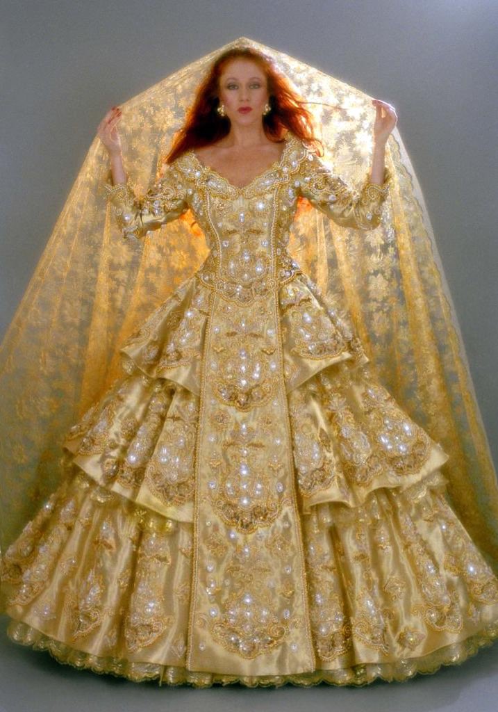 Looking back to 1984
Ohlédnutí  do roku 1984 - celý model zlatě a zirkony ručně vyšívaný  pro 👑 ve SAE .
#fashion #designer #UAE #golddress #embroideryart