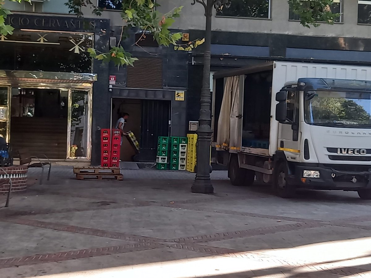 LaNocheenBlanc1's tweet photo. A destrozar la plaza, el pavimento cada vez peor, pero claro ahi es donde guardan las bebidas los del Grupo Paripé y mira que hay carga y descarga al lado. Pero ellos hacen lo que les da la gana y la @PoliciaGr @aytogr @RaquelRuz1 @jacobocalvo lo consienten. Porque Será??? https://t.co/SJLAOr8oEu