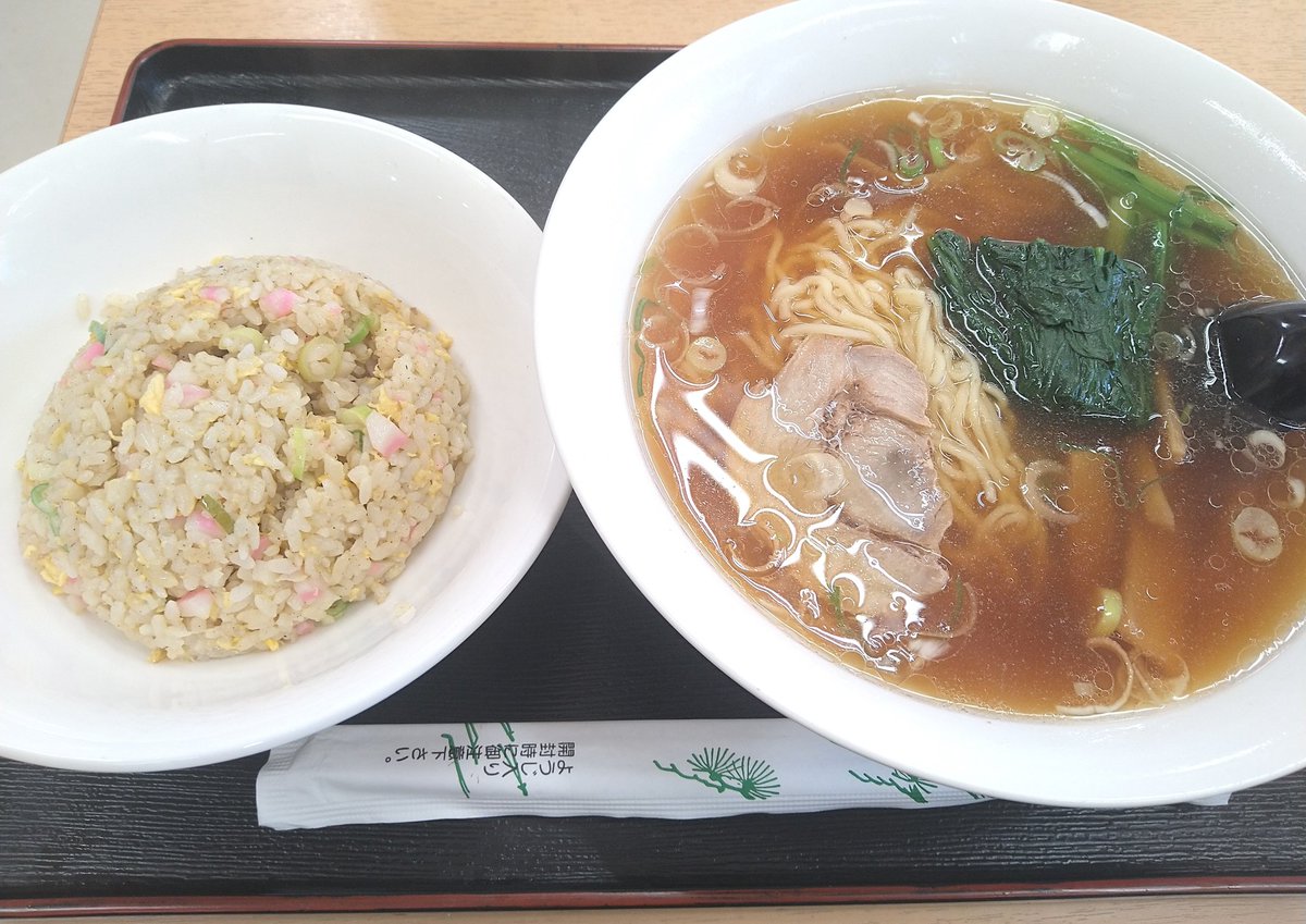 kadoya1's tweet photo. 西友東陽町店に佇むマリオ天津。アキハバラデパートにあったミスター陳の運営会社が経営らしい。爺さん調理師2人で営む。マリオ天津の意味や由来は歯抜け爺さんと会話が通じず聞けなかった。半チャンラーメンを頂く。
フードコートの客は俺以外全員ファーストキッチンを食べてる。30年前の味って感じ。 https://t.co/6ifRLJsCy9