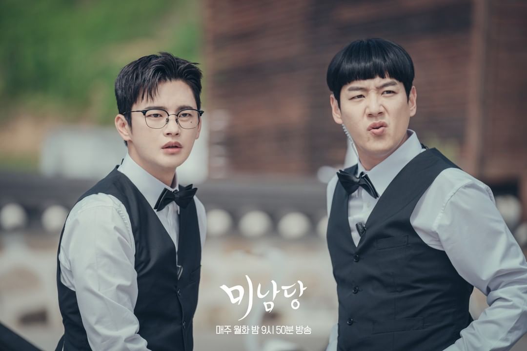TheDramaWorld2's tweet photo. PHOTO: Nam Han Joon disguised himself as a handsome waiter!😍😲

Catch episode 11 airing tonight on Netflix!

#cafeminamdang #thehandsomeman #SeoInGuk #OhYeonSeo #koreandrama #kdrama #koreandramas #kdramas #netflix #kpop #korea https://t.co/G1caJDplBQ