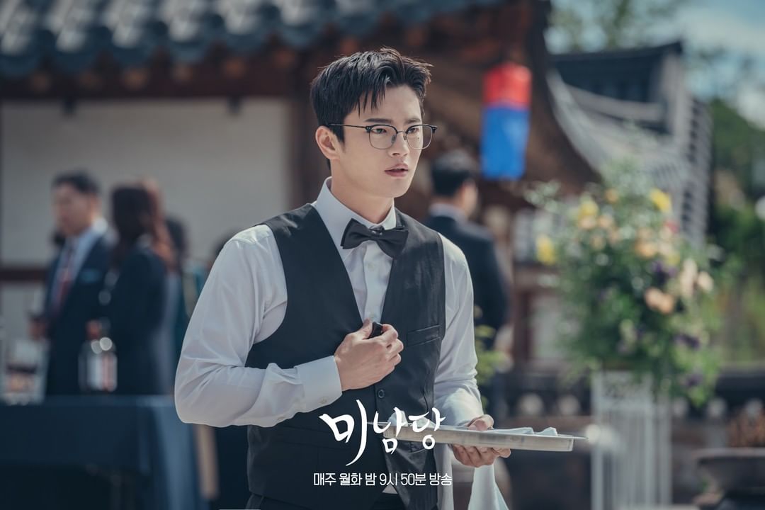 TheDramaWorld2's tweet photo. PHOTO: Nam Han Joon disguised himself as a handsome waiter!😍😲

Catch episode 11 airing tonight on Netflix!

#cafeminamdang #thehandsomeman #SeoInGuk #OhYeonSeo #koreandrama #kdrama #koreandramas #kdramas #netflix #kpop #korea https://t.co/G1caJDplBQ