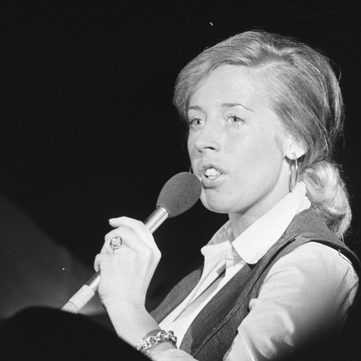 Seems appropriate that one of the first "Comedians and other performers" (see logo) who join the 19% women on the English Wikipedia is the aptly named Joke Bruijs (see photo) whose career has seen her called "The First Lady of Rotterdam". <a href="/nlWikidames/">Wikidames</a>
en.wikipedia.org/wiki/Joke_Brui…