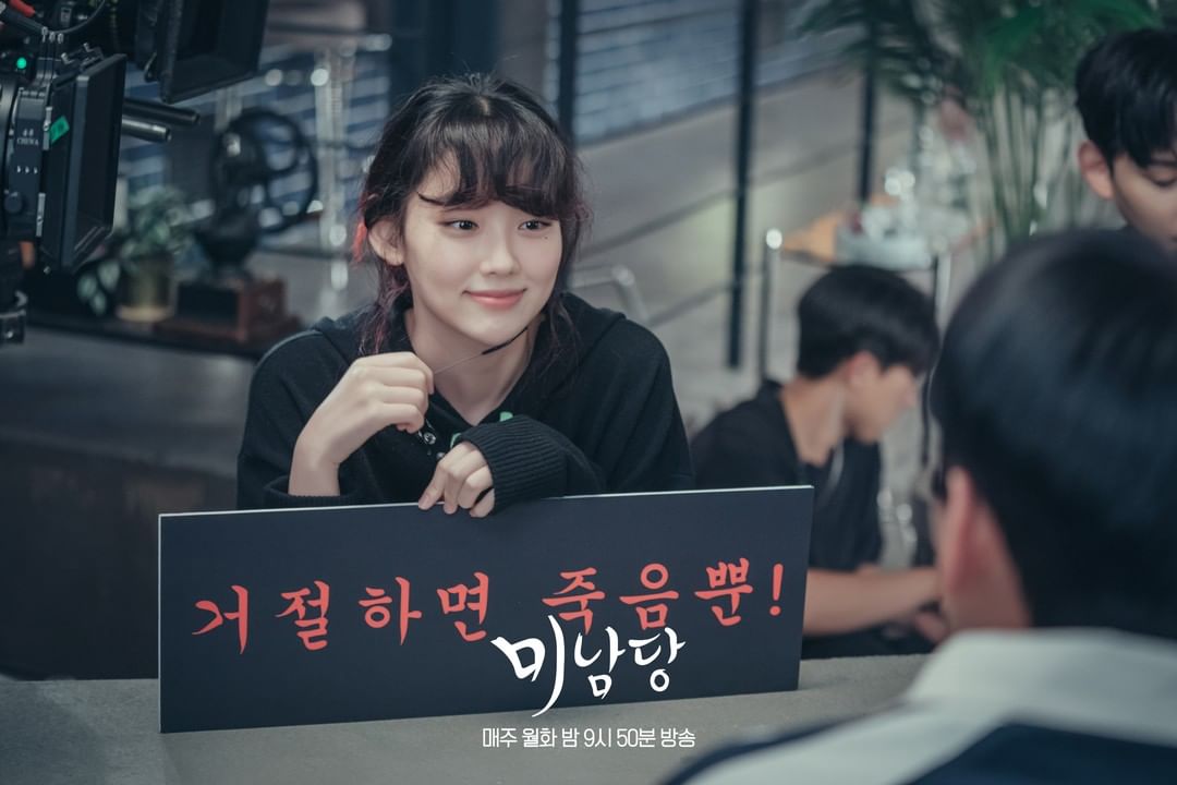 TheDramaWorld2's tweet photo. PHOTO: Cha Do Won secretly meeting Nam Han Joon at a cafe?😲 What is going on?😰

Episode 11 air tonight on Netflix!

#cafeminamdang #thehandsomeman #SeoInGuk #OhYeonSeo #koreandrama #kdrama #koreandramas #kdramas #netflix #korea #kpop https://t.co/edmHAJ1eXe