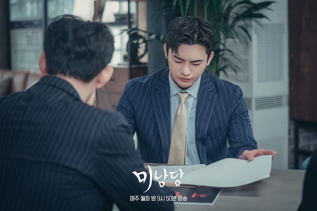 TheDramaWorld2's tweet photo. PHOTO: Cha Do Won secretly meeting Nam Han Joon at a cafe?😲 What is going on?😰

Episode 11 air tonight on Netflix!

#cafeminamdang #thehandsomeman #SeoInGuk #OhYeonSeo #koreandrama #kdrama #koreandramas #kdramas #netflix #korea #kpop https://t.co/edmHAJ1eXe