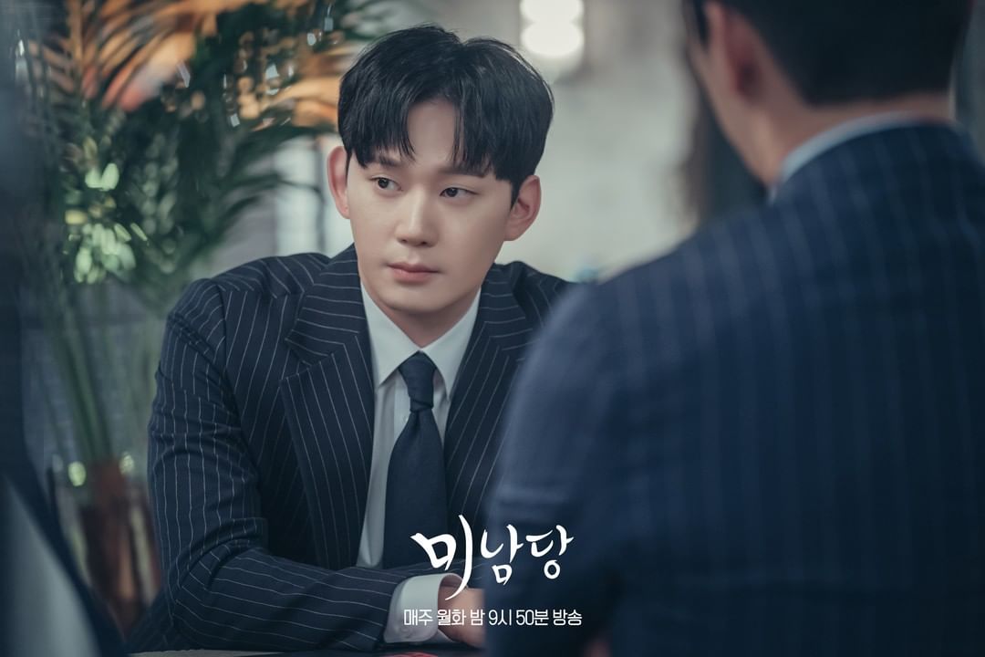 TheDramaWorld2's tweet photo. PHOTO: Cha Do Won secretly meeting Nam Han Joon at a cafe?😲 What is going on?😰

Episode 11 air tonight on Netflix!

#cafeminamdang #thehandsomeman #SeoInGuk #OhYeonSeo #koreandrama #kdrama #koreandramas #kdramas #netflix #korea #kpop https://t.co/edmHAJ1eXe