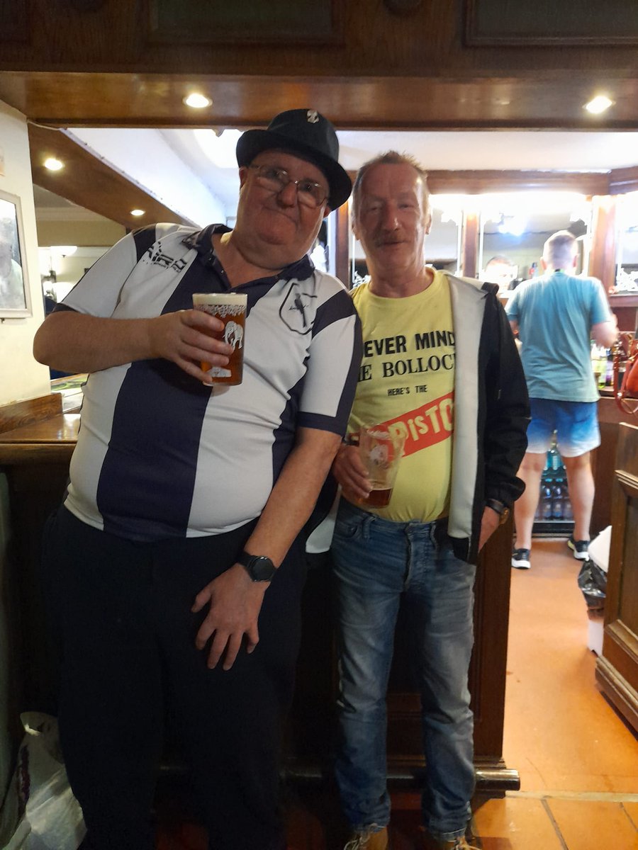 FrankGoodall5's tweet photo. Night out with one of the lads. 😀🍺 https://t.co/V6i6WbPvYx