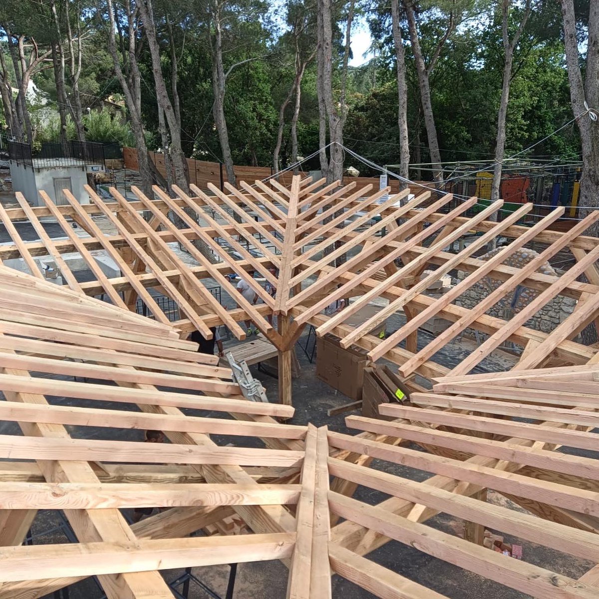 monnetsevesougy's tweet photo. #MONNETSEVESOUGY 🌲 vous accompagne tout au long de l'année !
Comme par exemple sur cette magnifique terrasse du Sud de la France, Chez Pierrot.
Une #construction donc 100% #MadeInFrance 🇫🇷: une #ossature en #bois naturel, prélevée, sciée, puis transformée et installée en France. https://t.co/GBrZflDGOx