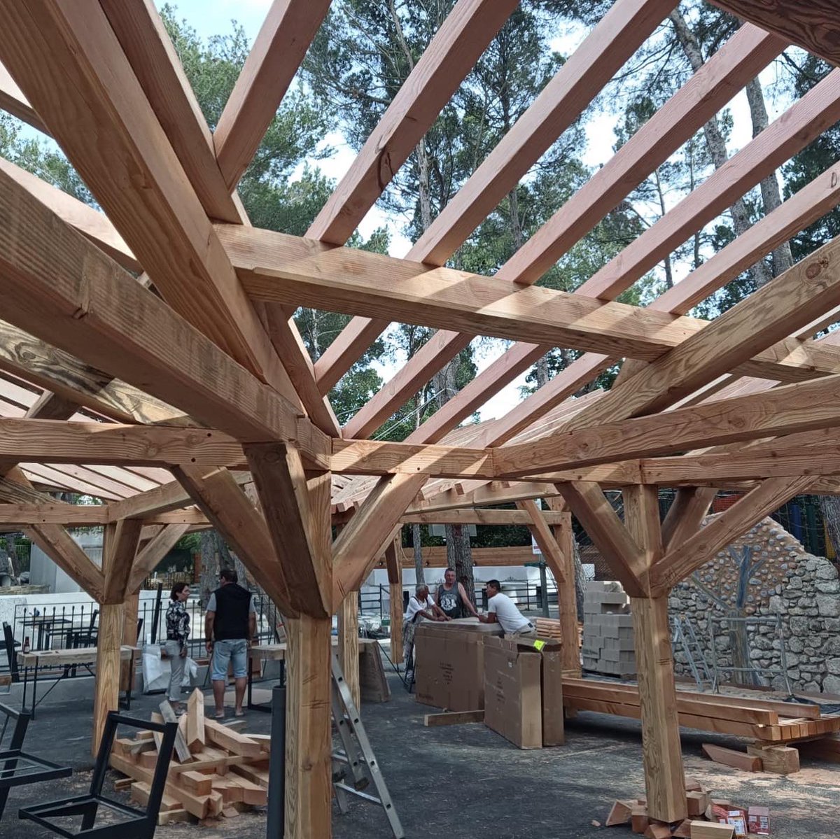 monnetsevesougy's tweet photo. #MONNETSEVESOUGY 🌲 vous accompagne tout au long de l'année !
Comme par exemple sur cette magnifique terrasse du Sud de la France, Chez Pierrot.
Une #construction donc 100% #MadeInFrance 🇫🇷: une #ossature en #bois naturel, prélevée, sciée, puis transformée et installée en France. https://t.co/GBrZflDGOx