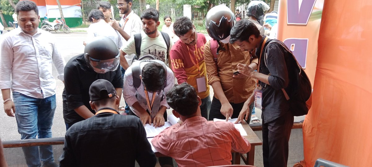 AbvpUtkal's tweet photo. #DAY1
First day Common PG Entrance Test #Helpdek held by #abvputkaluniversity at Utkal University. Our Karyakarta helped to the CPET Aspirants with high level of efforts.
#Abvp4students #Helpdesk2022 #ABVPOdisha #abvpvoice #UtkalUniversity https://t.co/nKNYdPZDpL