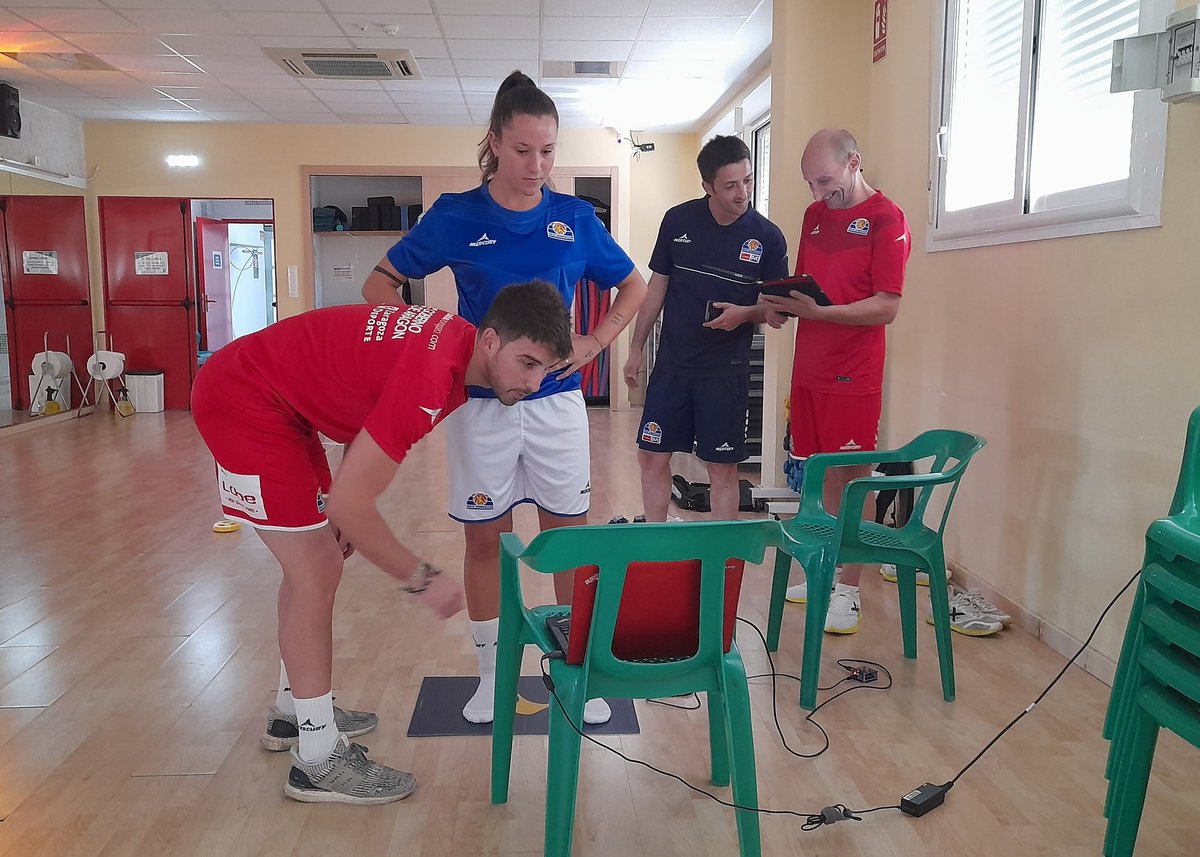 SalaZaragoza's tweet photo. ¡Buenos días, salagocistas!

Ya estamos en marcha en @stcasablancazgz con el primer grupo de jugadoras realizando las primeras pruebas físicas y antropométricas con nuestro PF @rafaalbalad

#30añosdeilusión
#SalaZaragoza ⚽💙🤍 https://t.co/bBSaX6aKEI