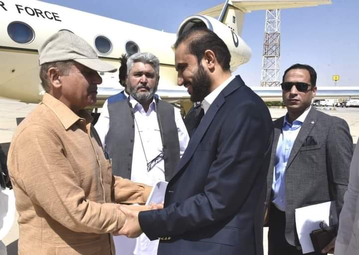 NiceAsim's tweet photo. وزیراعظم شہباز شریف کے کوئٹہ پہنچنے پر وزیراعلیٰ بلوچستان میر عبدالقدوس بزنجو، صوبائی وزراء اور اراکین صوبائی اسمبلی نے استقبال کیا۔ وفاقی وزراء بھی وزیراعظم کے ہمراہ ہیں۔ https://t.co/c9qjyO021J