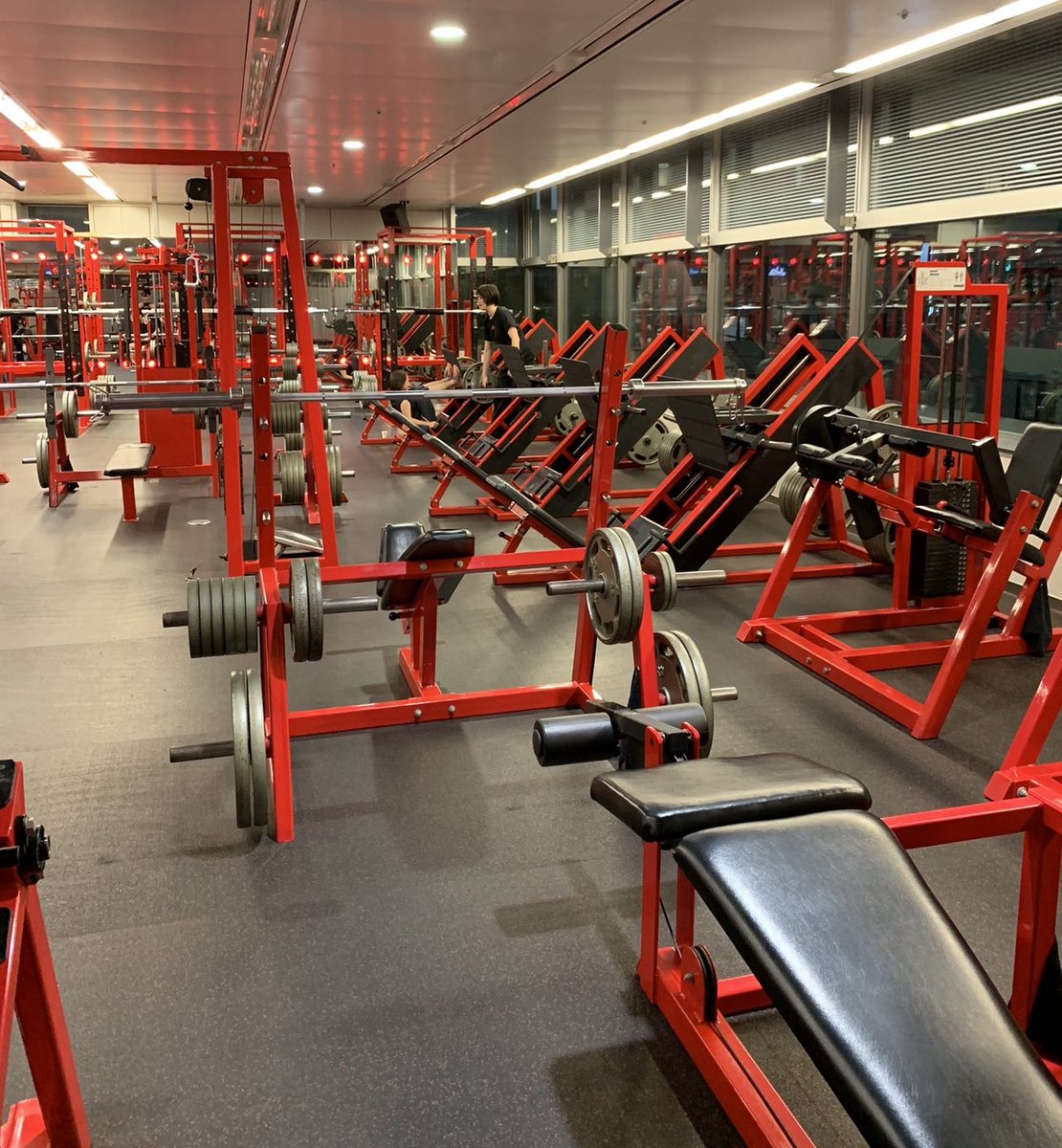 consadoleaizawa's tweet photo. 赤と黒のジム。
リハビリ開始。
#totalworkout https://t.co/FHPU8fdufz