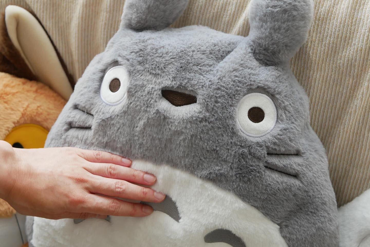 ジブリがいっぱい どんぐり共和国 公式 おすすめ スタジオジブリのキャラクターたちが大集合 ふわふわの触り心地で ぎゅっと抱きしめたくなるクッションが好評発売中 ひとつでも 一緒に並べて飾ってもかわいいですね どんぐり