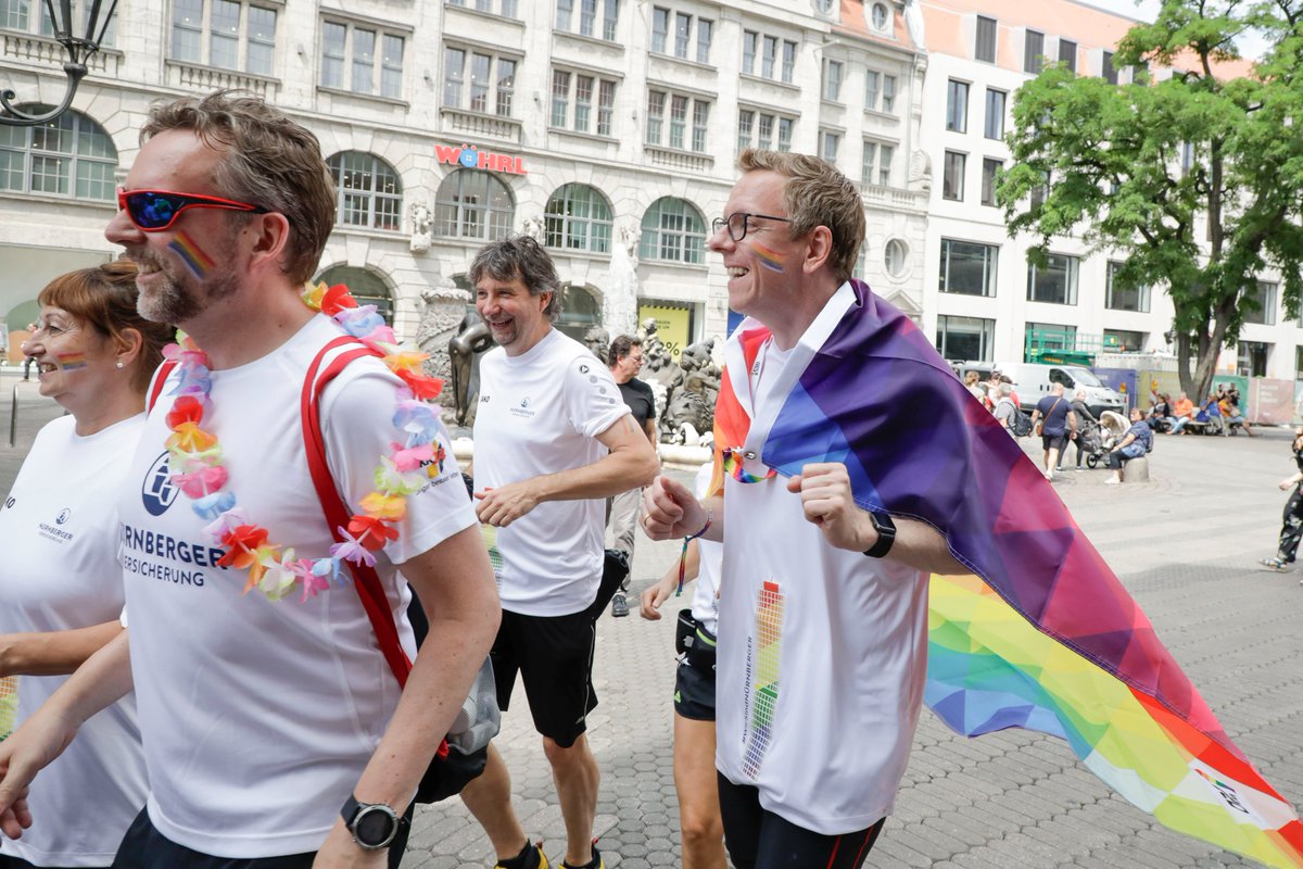 #LGBT-Community gehört bei uns dazu! So sponsern wir während der Pride-Weeks <a href="/CSDdeutschland/">CSD Deutschland e.V.</a> in Nürnberg. 25 Kolleg*en liefen beim #HappyPride-Run mit, Konzernsprecher Ulrich Zeidner (r.) war zum Empfang <a href="/nuernberg_de/">Stadt Nürnberg</a> geladen. Und beim Finale am 6./7.8. sind wir auch dabei. 🏳️‍🌈
