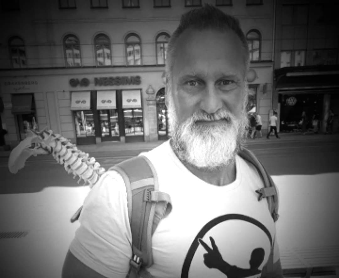 asatallroth's tweet photo. Fredrik blev 54 år.

Vår partikollega, far till 3 barn och make, bror och son, blev mördad på Delta Gym när han försökte stoppa en torped med vapen.

I 3 månader höll sig den misstänkte undan i Armenien. Under den tiden fick han svenskt medborgarskap.

Hur fan kan detta ske? https://t.co/QxPKz034kP