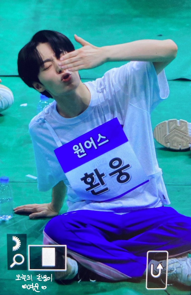 Stay_in_Dream's tweet photo. 220801 #오늘의환웅이

얼음물 사주라

#원어스 #환웅 #ONEUS #HWANWOONG https://t.co/XSPzmH4uWc