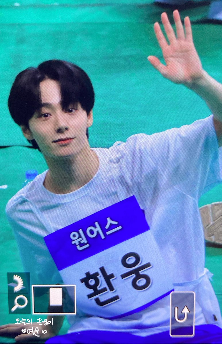 Stay_in_Dream's tweet photo. 220801 #오늘의환웅이

얼음물 사주라

#원어스 #환웅 #ONEUS #HWANWOONG https://t.co/XSPzmH4uWc