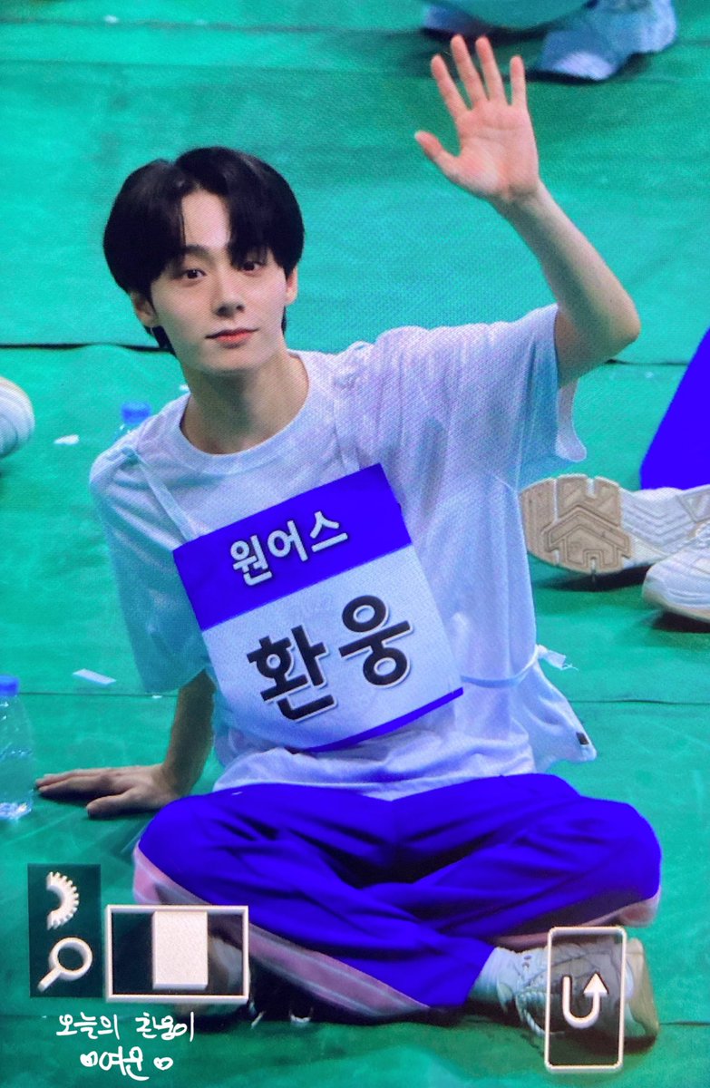 Stay_in_Dream's tweet photo. 220801 #오늘의환웅이

얼음물 사주라

#원어스 #환웅 #ONEUS #HWANWOONG https://t.co/XSPzmH4uWc