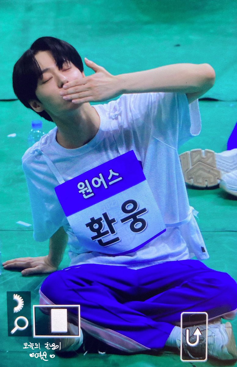 Stay_in_Dream's tweet photo. 220801 #오늘의환웅이

얼음물 사주라

#원어스 #환웅 #ONEUS #HWANWOONG https://t.co/XSPzmH4uWc