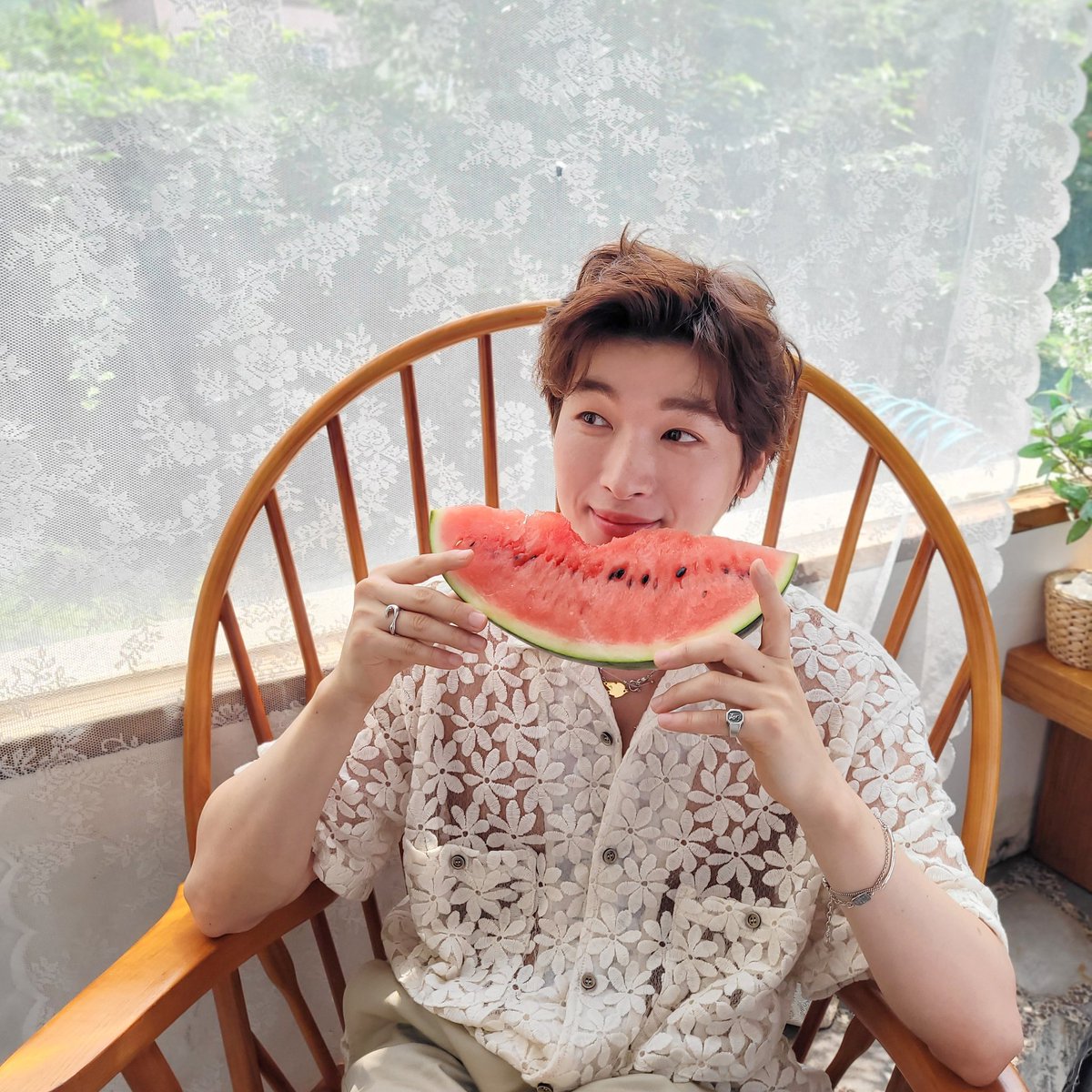 umakecompany's tweet photo. [#라이의_현장취재 #박강현]
시어터플러스 현장 비하인드 1 수박네컷 🍉
⠀
화이트룩을 찰떡 소화한 화보 천재 강현 배우의
청량청순 레전드 화보 탄생 📸🤍
⠀
그날의 비하인드를 모아모아 공개합니다 🤗
⠀
#배우 #박강현 #PARKKANGHYUN
#시어터플러스 #비하인드
#라이트하우스 #LIGHTHOUSE https://t.co/hgoHjOSLyT