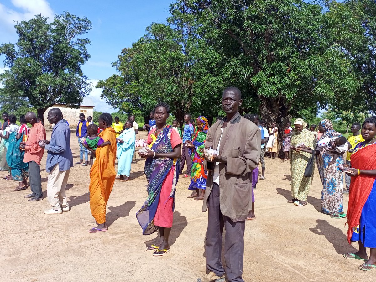 SpedpS's tweet photo. @SpedpS with Support from @WFP_SouthSudan   implement FFA project in Raja County to help fill the immediate hunger gap and provide food commodities with minimal standard diet. 
#vegetable seeds distribution https://t.co/xeTkIdm0f0