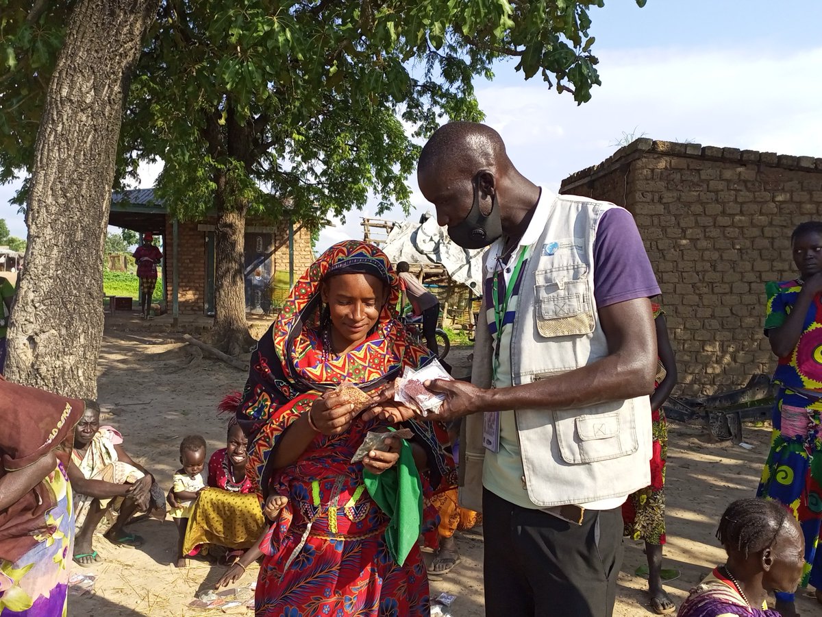 SpedpS's tweet photo. @SpedpS with Support from @WFP_SouthSudan   implement FFA project in Raja County to help fill the immediate hunger gap and provide food commodities with minimal standard diet. 
#vegetable seeds distribution https://t.co/xeTkIdm0f0