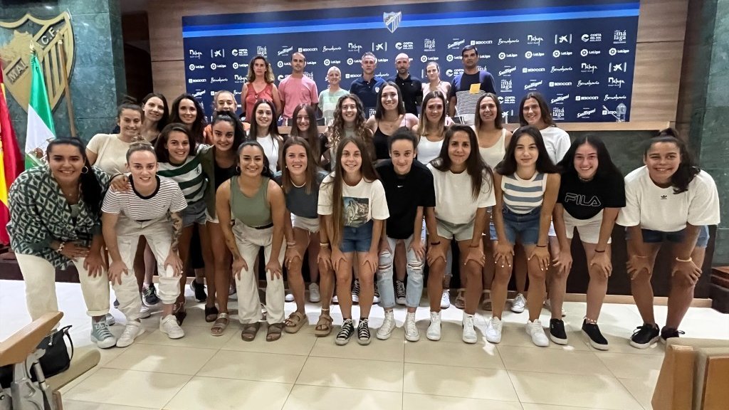 MalagaCFemenino's tweet photo. 📷 Nuevo año, nuevo proyecto. Nuevo, con N de @nachops23 🧢

#AmorALoPropio💙🤍 https://t.co/wePQU0da1o