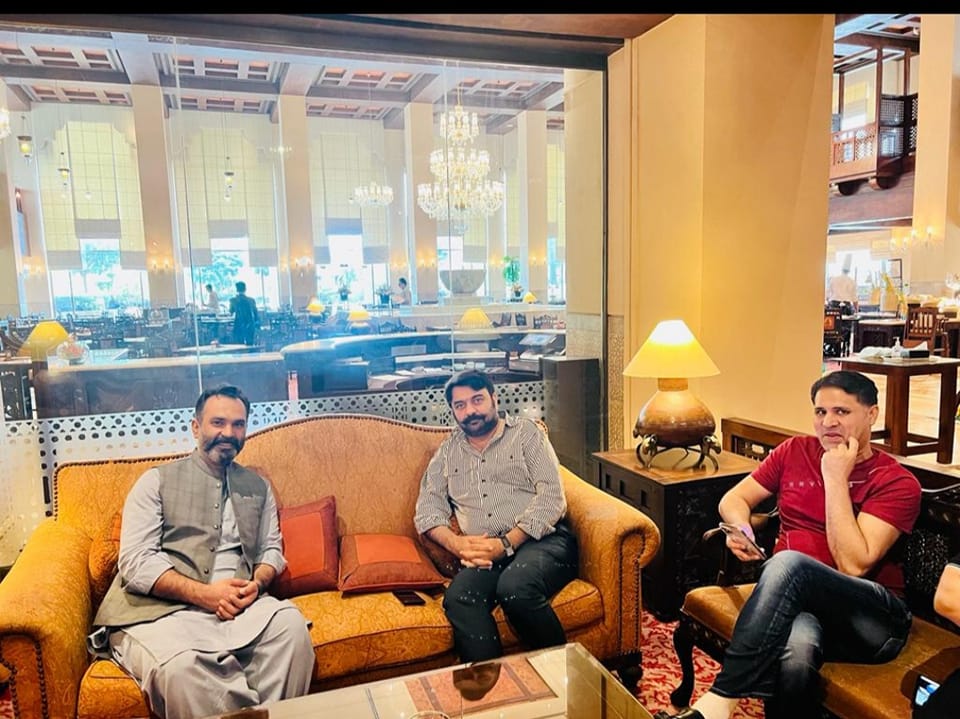Sadhraich288's tweet photo. تحریک انصاف کی قیادت کیساتھ ملاقاتوں کا سلسلہ بدستور جاری۔۔۔
خالد نواز سدھریچ بامیدوار برائے صوبائی اسمبلی حلقہ پی پی 121 ٹوبہ ٹیک سنگھ اسلام آباد میں وائس چیئرمین نارتھ پنجاب راجہ یاسر ھمایوں کیساتھ موجودہ سیاسی حالات پر گفتگو کرتے ھوئے۔۔۔
#khalidnawaz #khmgroup #chak288 #pp121 https://t.co/Rvcpl2InSb