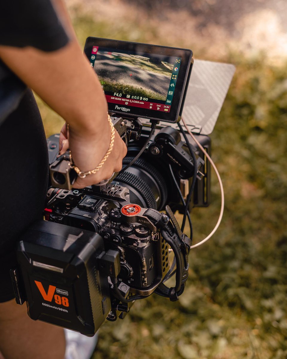 Portkeys_global's tweet photo. Running BM5WR on Sony A7IV🎥 

Touch focus and focus tracking for Sony cameras are also available on BM5WR！

📸: Mason Taeyung
#cameragear #camerasetup #videography #videographylife #producers #sonycine #sonya7iv #sonya7siii #fx3 #portkeys https://t.co/kt7hFeuWAU