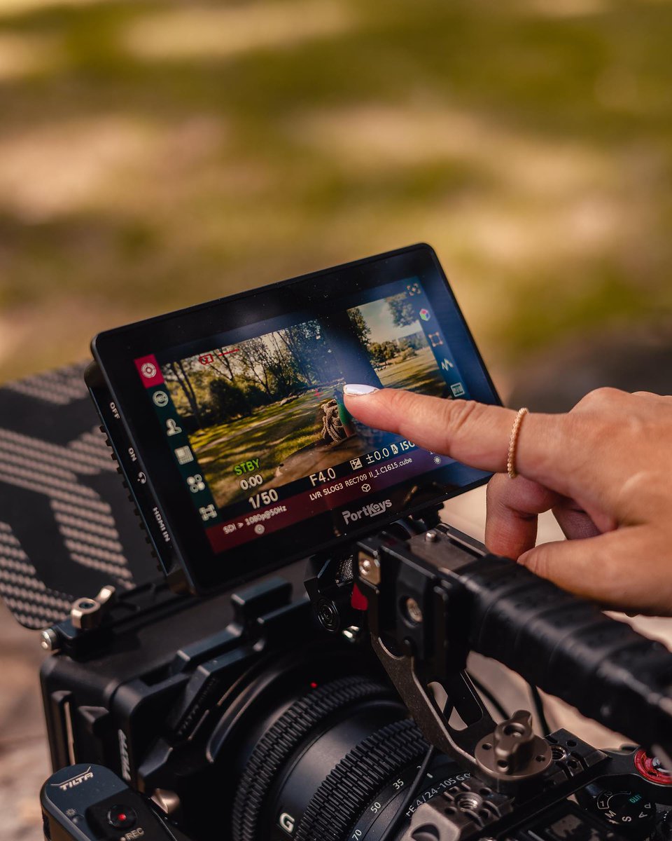 Portkeys_global's tweet photo. Running BM5WR on Sony A7IV🎥 

Touch focus and focus tracking for Sony cameras are also available on BM5WR！

📸: Mason Taeyung
#cameragear #camerasetup #videography #videographylife #producers #sonycine #sonya7iv #sonya7siii #fx3 #portkeys https://t.co/kt7hFeuWAU