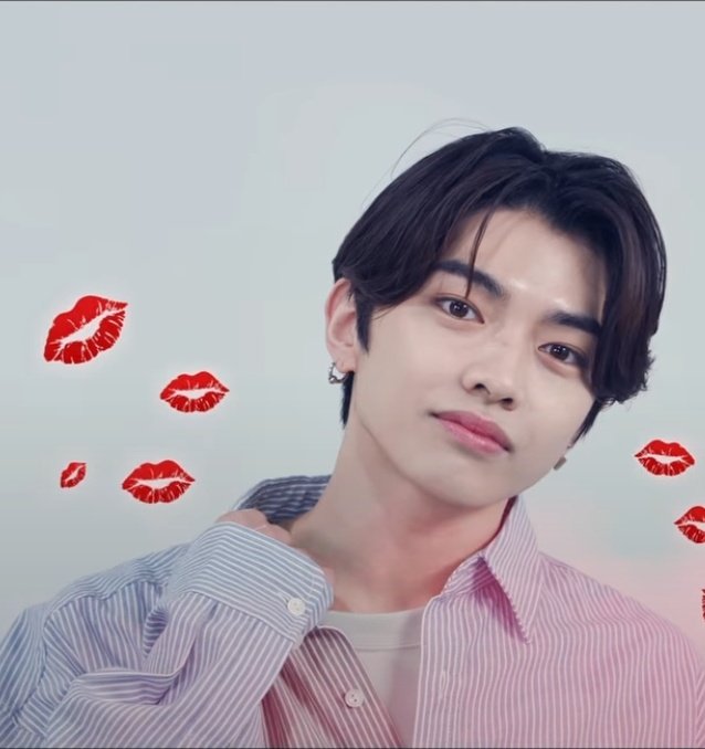 luvharuaa's tweet photo. you're so hot that i almost spit out my venti caramel frapuccino with a non fat coconut milk exactly 2 1/2 cups of sugar with 4 chocolate drizzles, 6 1/2 of caramel drizzle, 3 expresso shot mixed in, extra whip cream, as well as a birthday cake pop mixed in with a little https://t.co/g71oTnxNV1