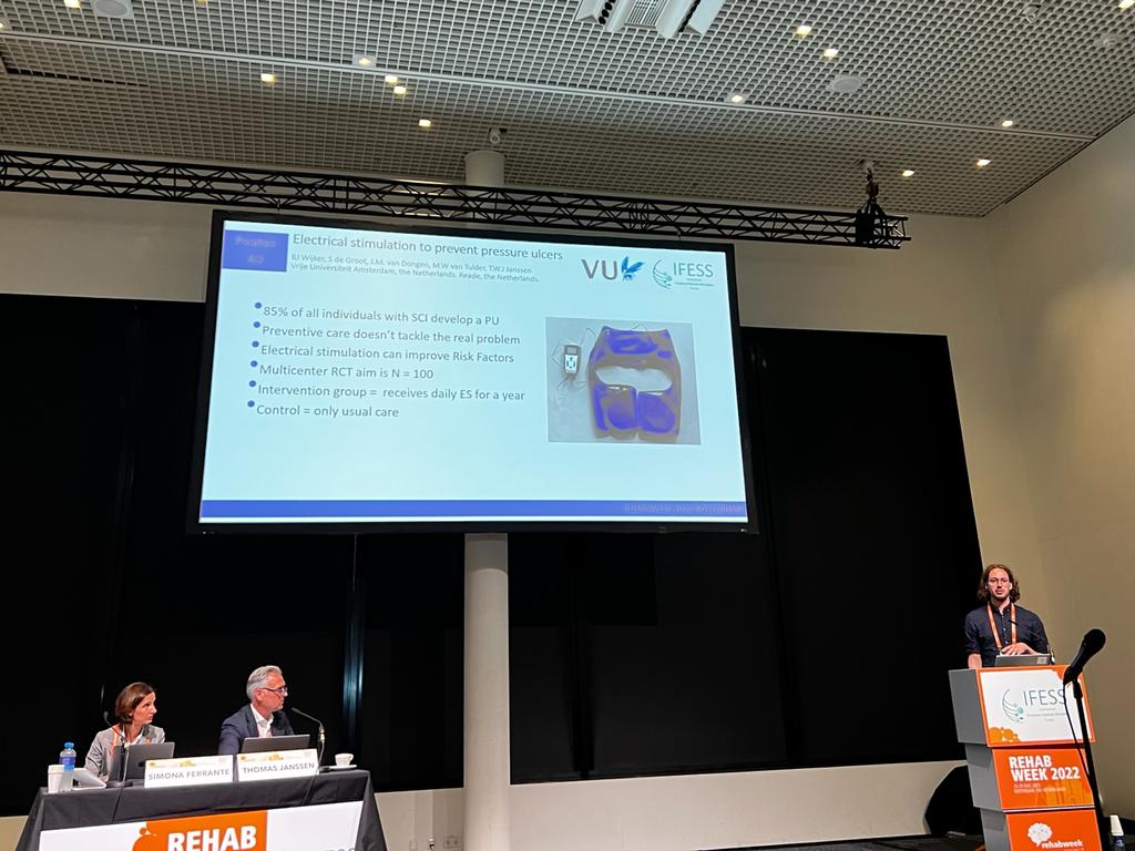 Janssen_Thomas1's tweet photo. Our @VU_FBW PhD-student Boas Wijker presented his important and challenging study on using daily electrical stimulation to prevent pressure ulcers after #spinalcordinjury at #RehabWeek2022 #IFESS2022 @Reade_020 @DwarslaesieOrgN https://t.co/wqXQ9ncTGH