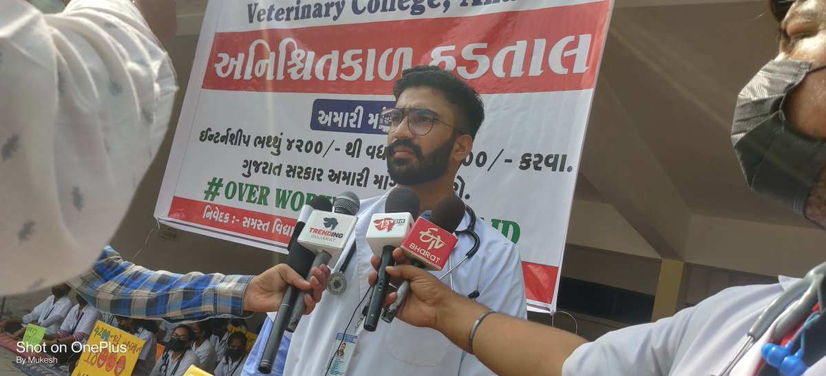 Dr_jAA8's tweet photo. एक ओर राज्य में LSD के प्रकोप की रोकथाम के लिए पशु चिकित्सक दिन रात एक करके अपनी सेवाएं दे रहे हैं दूसरी ओर Govt उनके stipend की मांग को लेकर गंभीर नहीं है पिछले कई वर्षों से सिर्फ आश्वाशन दिया जा रहा है
#indefinite_strike
#Strike_for_18k_stipend
#KU_Vet_Dr_on_strike https://t.co/JXfFuKFrGp