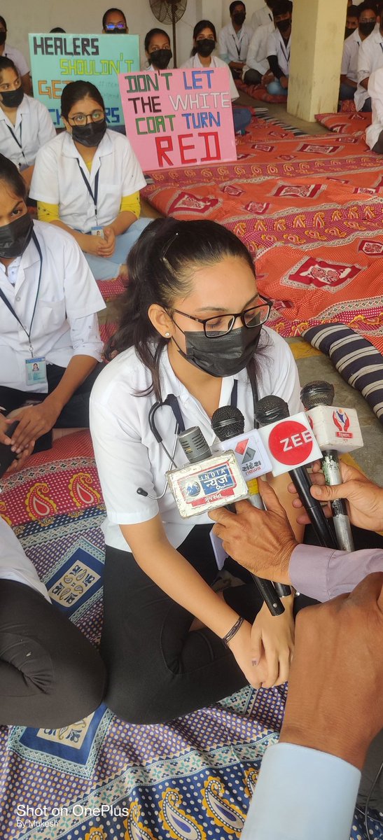 एक ओर राज्य में LSD के प्रकोप की रोकथाम के लिए पशु चिकित्सक दिन रात एक करके अपनी सेवाएं दे रहे हैं दूसरी ओर Govt उनके stipend की मांग को लेकर गंभीर नहीं है पिछले कई वर्षों से सिर्फ आश्वाशन दिया जा रहा है
#indefinite_strike
#Strike_for_18k_stipend
#KU_Vet_Dr_on_strike